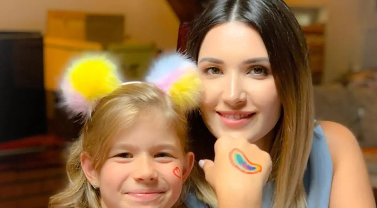 Ela Crăciun i-a arătat fiicei sale cum era școala pe vremea comunismului. Cum a reacționat Alesia