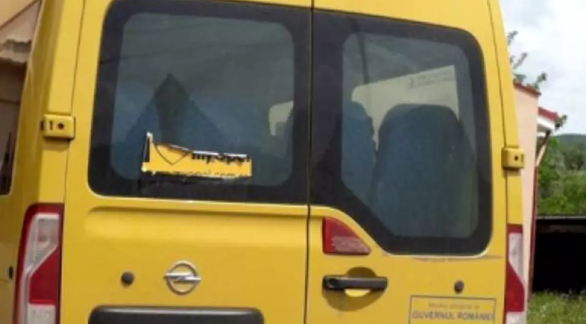 Microbuz şcolar în care se aflau 15 elevi, implicat într-un accident în Covasna. Trafic oprit pe DN 11