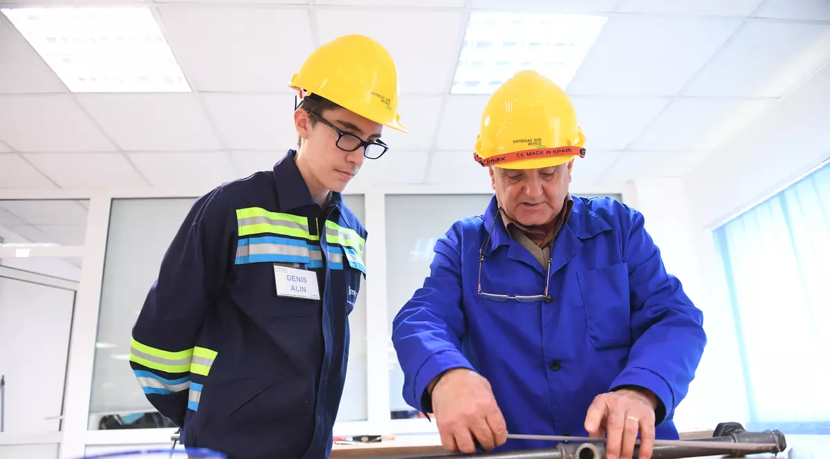 Început de drum pentru cei 116 de elevi admişi în clasele de instalatori  din sistemul de învățământ profesional în sistem dual  lansat de ENGIE Romania în București și Brașov în 2019