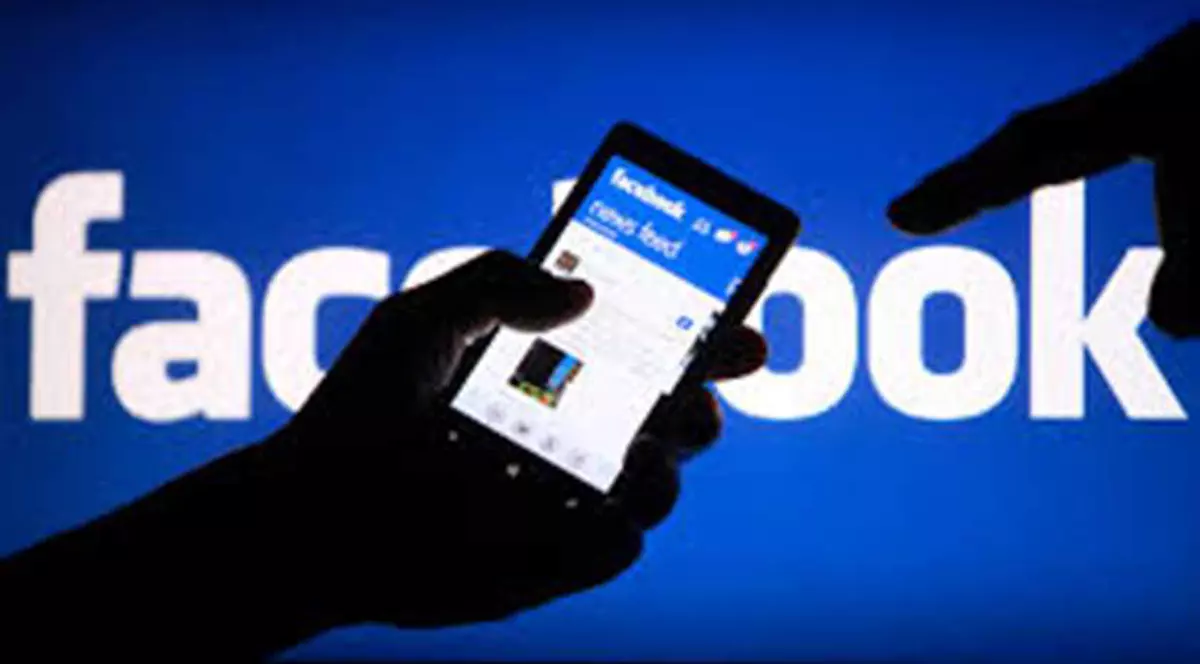 Facebook anunță lansarea Facebook Pay, prin care se pot face plăți pe Messenger, WhatsApp și Instagram. Logo-ul Facebook și un smartphone cu aplicația deschisă