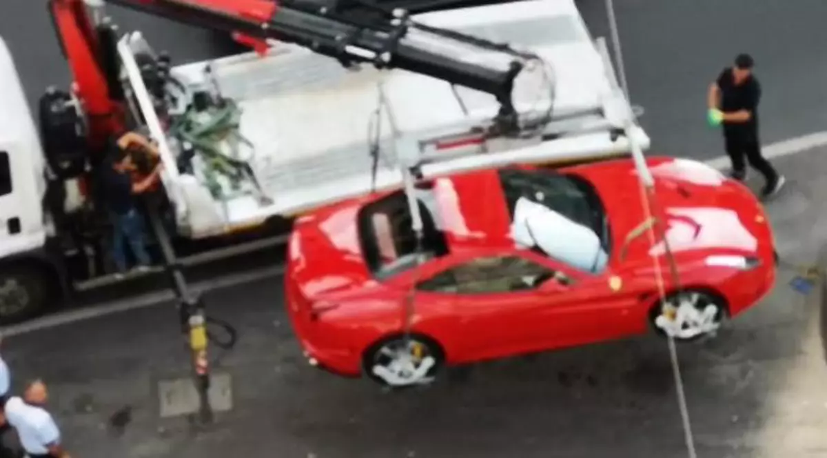 Un Ferrari roșu, ridicat de Poliția Locală din București