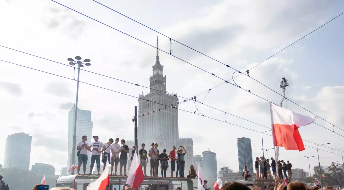 Polonia va crește salariul minim pe economie la o mie de dolari până în 2023. Marș în Varșovia