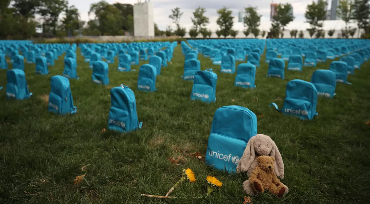 UNICEF a așezat mii de ghiozdane sub forma unor pietre funerare, în memoria copiilor uciși anul trecut în zone de conflict