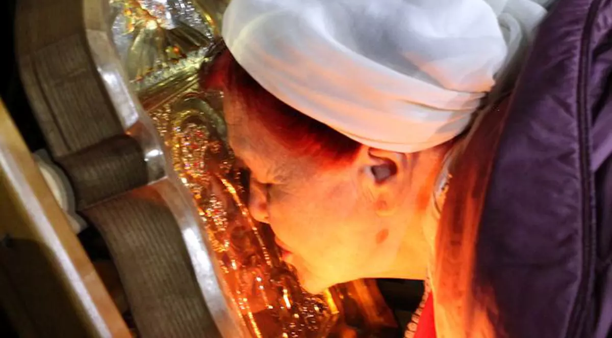 O bătrână din Franța a descoperit că icoana pe care o ținea în bucătărie valorează 6 milioane de euro (EPA)