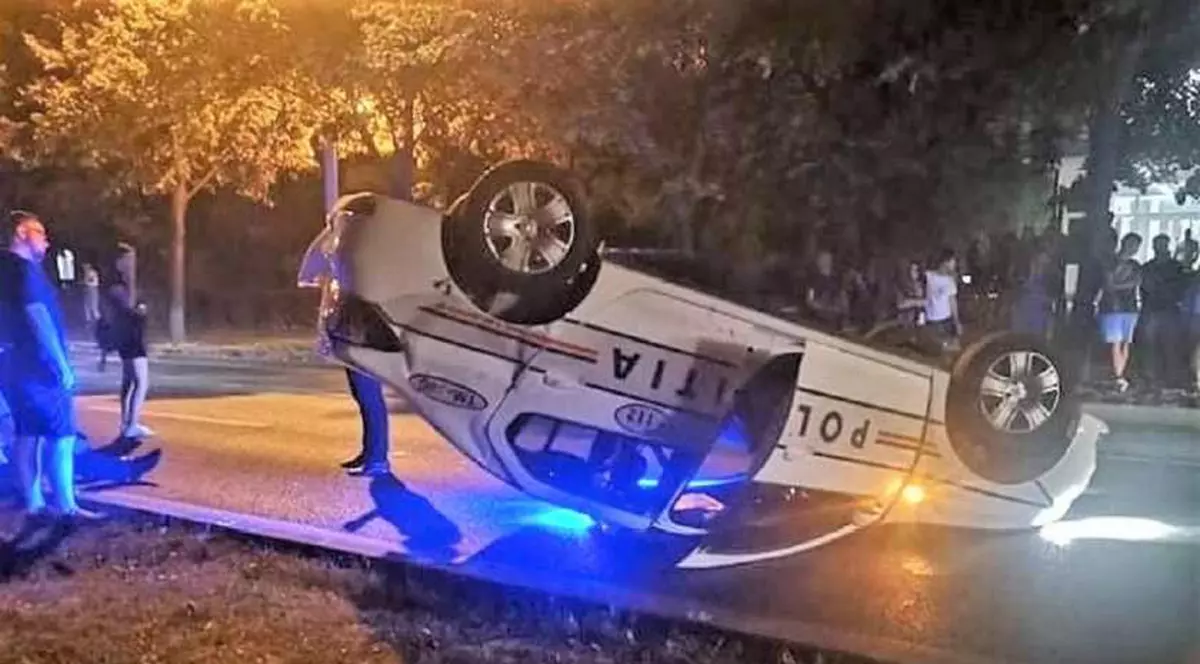 Maşină de poliţie răsturnată la Timişoara, după ce un şofer a lovit în plin autoturismul