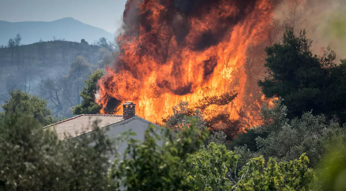 MAE îi avertizează pe români că în mai multe zone turistice din Grecia există risc de incendii de vegetaţie, inclusiv în Creta și Thassos