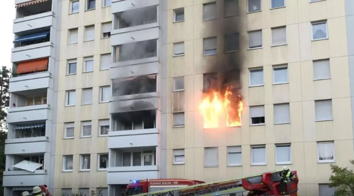 Incendiu puternic într-un bloc din Munchen, provocat de o trotinetă electrică. Zece locatari s-au intoxicat cu fum