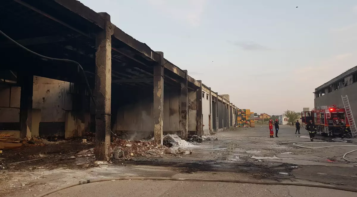 Incendiu puternic la un depozit din Vaslui