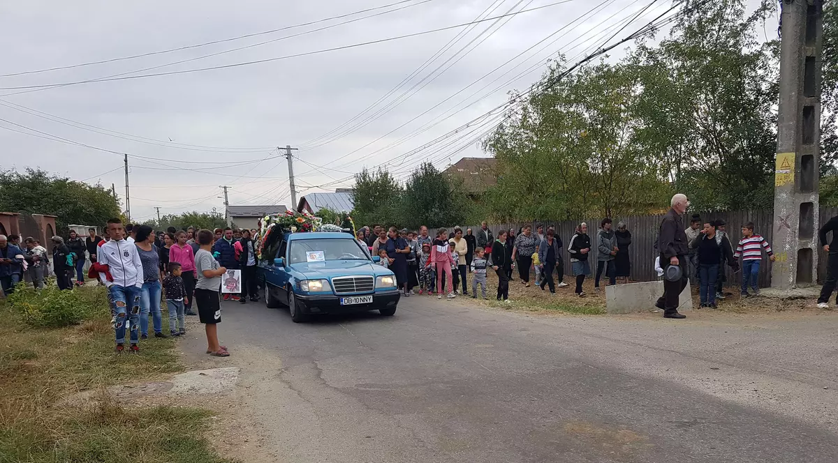 Oamenii sfidează legea. Înmormântare cu alai într-o localitate din Baia Mare