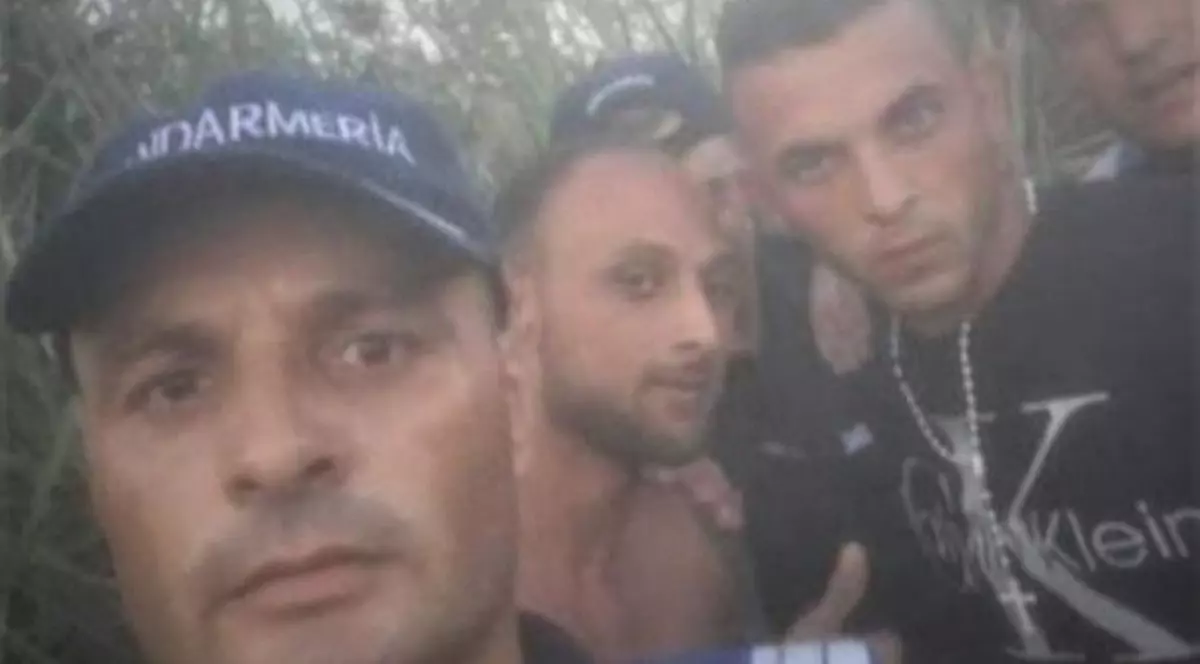 Trei jandarmi, anchetați pentru selfie-urile făcute cu doi evadați pe care i-au prins