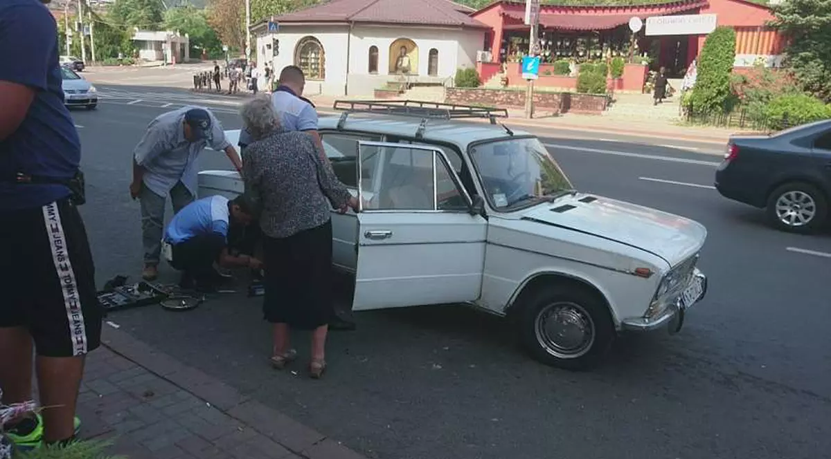 Doi polițiști au ajutat un șofer bătrân să schimbe o roată