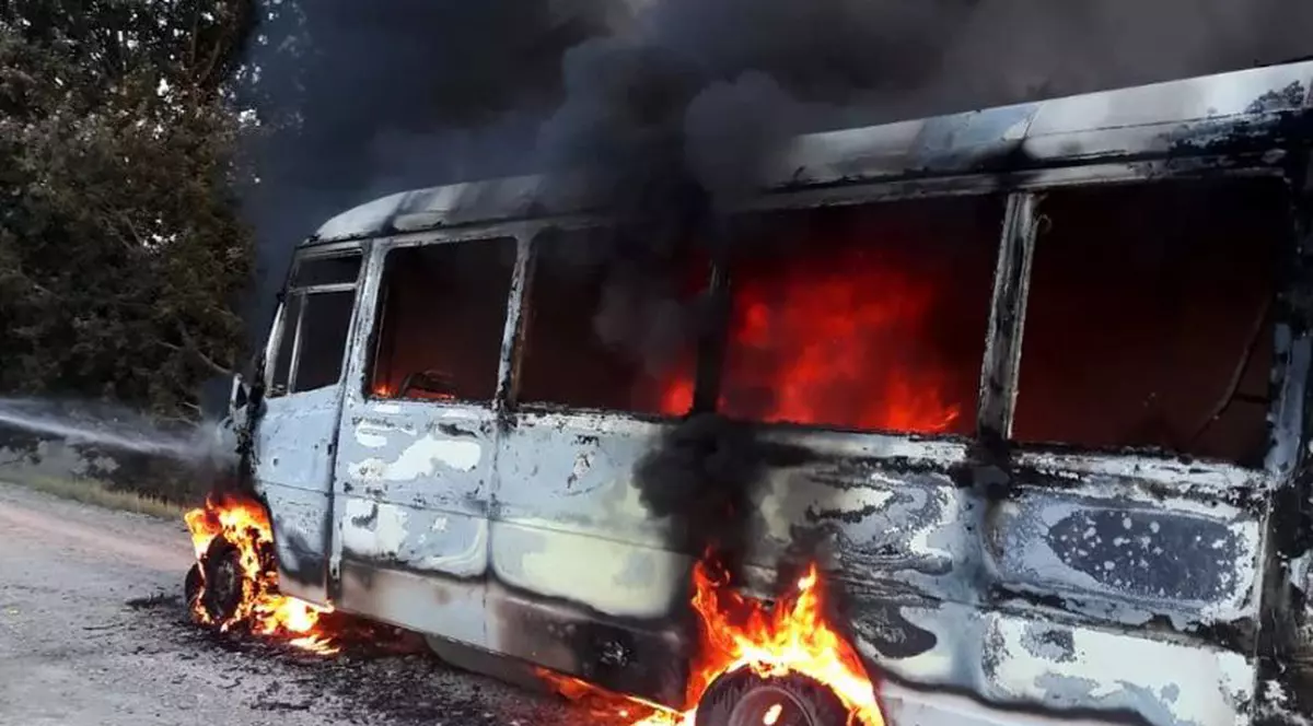 Un microbuz al unei firme de transport a ars complet în timp ce rula pe raza localităţii Silişcani