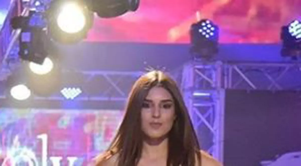 Un model din Columbia a rămas fără sutien în timp ce defila pe podium