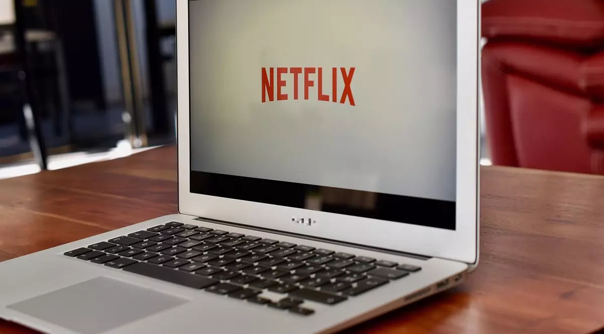 Netflix a picat în Europa, SUA și China. Utilizatorii primesc mesaje de eroare. Netflic pe un MacBook Air