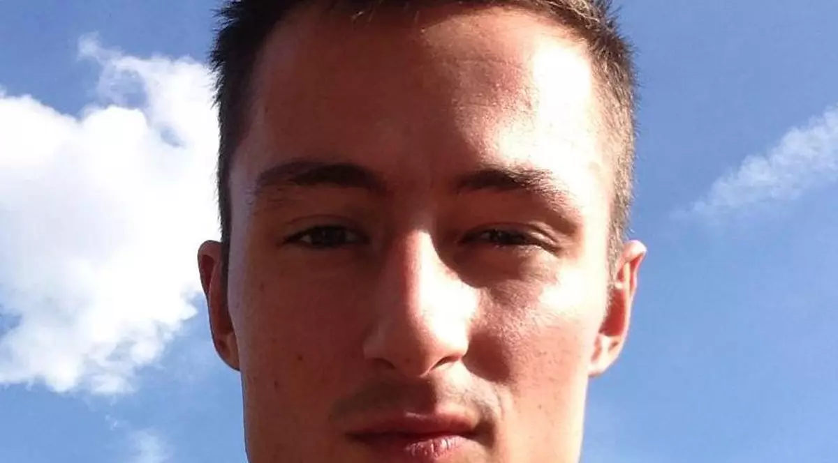 Cascadorul lui Brad Pitt, condamnat pe viață după ce și-a omorât fosta prietenă și a îngropat-o sub florile din grădină. Când a terminat, s-a uitat la filme porno