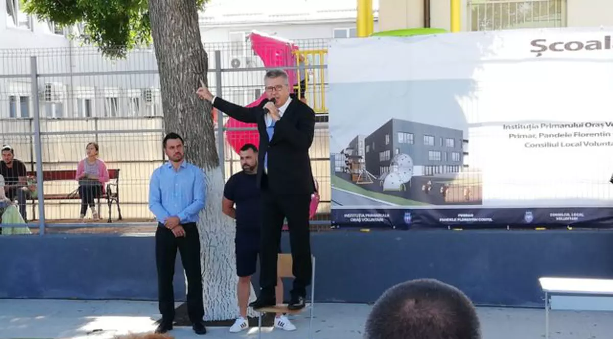 Primarul din Voluntari, Florentin Pandele, s-a cocoțat pe un scaun în timpul discursului de la începerea anului școlar