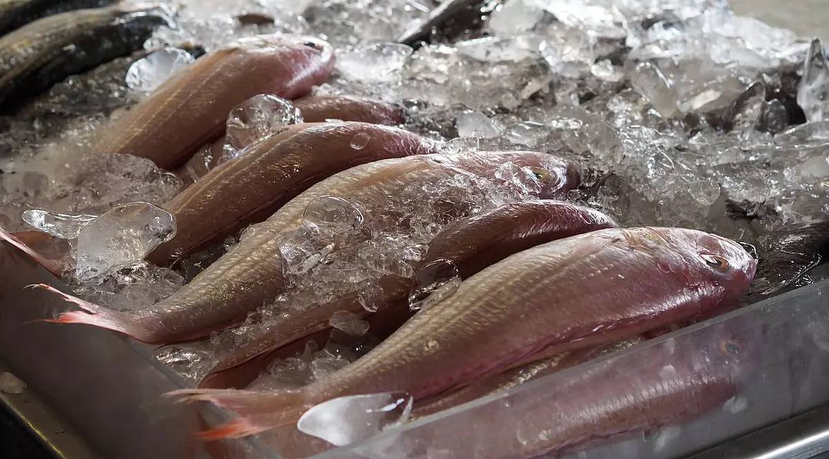 Pește stricat descoperit de inspectorii ANPC în supermarket-uri și hypermarket-uri din București! Ce sancțiuni au fost aplicate