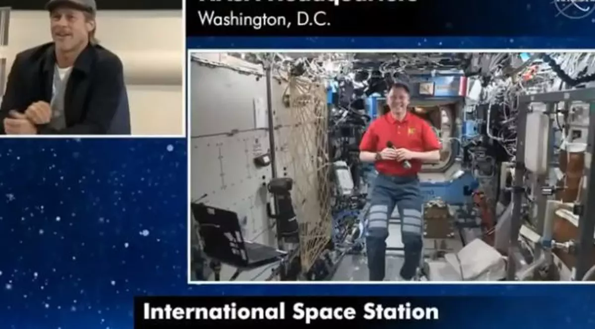 Brad Pitt a vorbit în direct cu un astronaut american aflat la bordul Staţiei Spaţiale Internaţionale (foto YouTube)