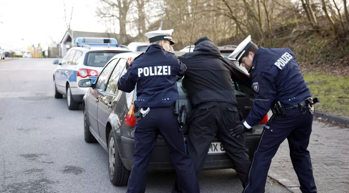 Un român a fost reținut pentru că a atacat cu o bâtă o femeie care aștepta într-o stație de autobuz din Stuttgart