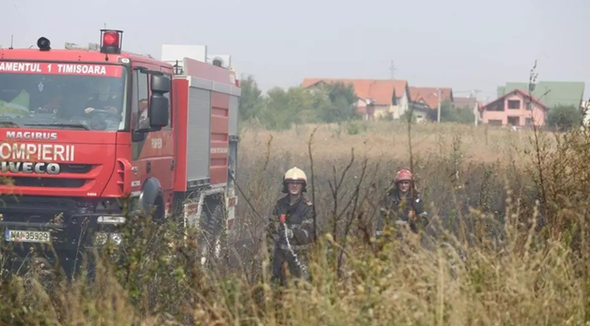 Pompier călcat de mașina de intervenție la un incendiu, în Timiș
