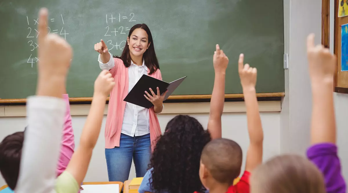 Senatorii, de acord cu învestirea personalului didactic cu exerciţiul autorităţii publice. Iniţiator: "Peste 70.000 de profesori români au fost, cel puţin o dată, jigniţi,  ameninţaţi sau loviţi"