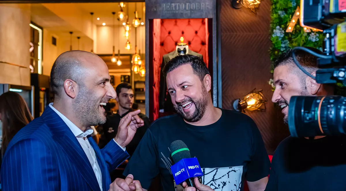 Cătălin Măruță a licitat două tricouri de campion cu 5.500 de euro la un eveniment caritabil. Racheta Simonei Halep a fost adjudecată cu 5.000 euro!