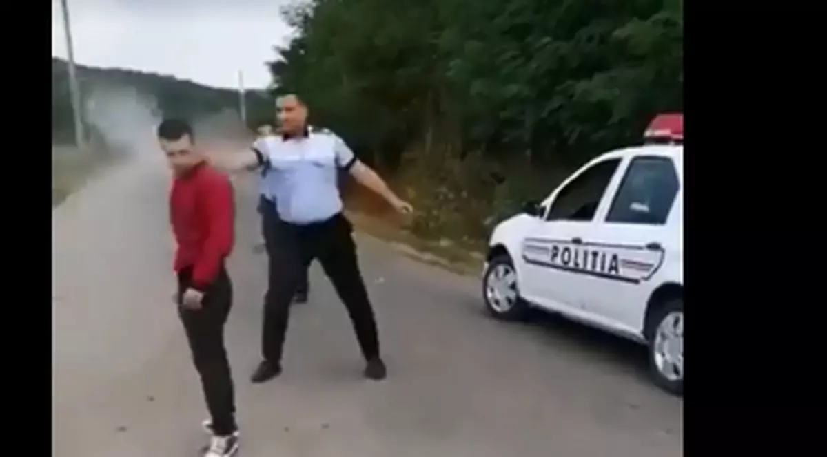 Bătaie generală între polițiști și mai mulți cetățeni. „Dați cu spray în femei?”. „Noi am aplicat o tactică polițienească!”