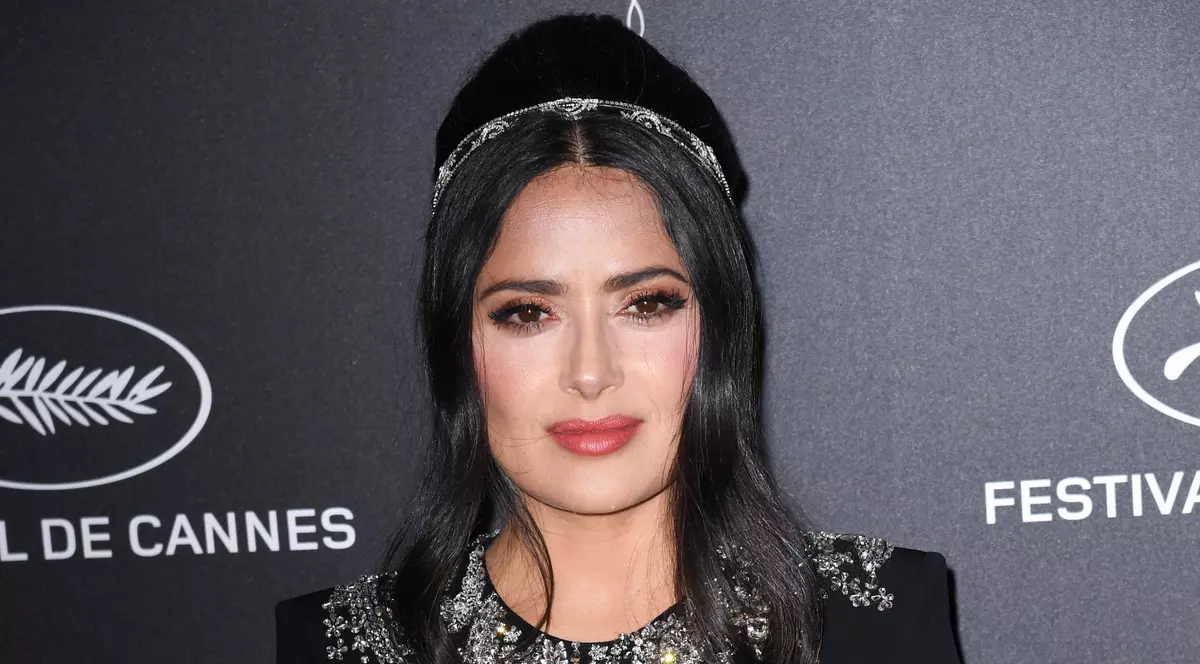 Salma Hayek, în costum de baie. La 53 de ani, arată de senzație!