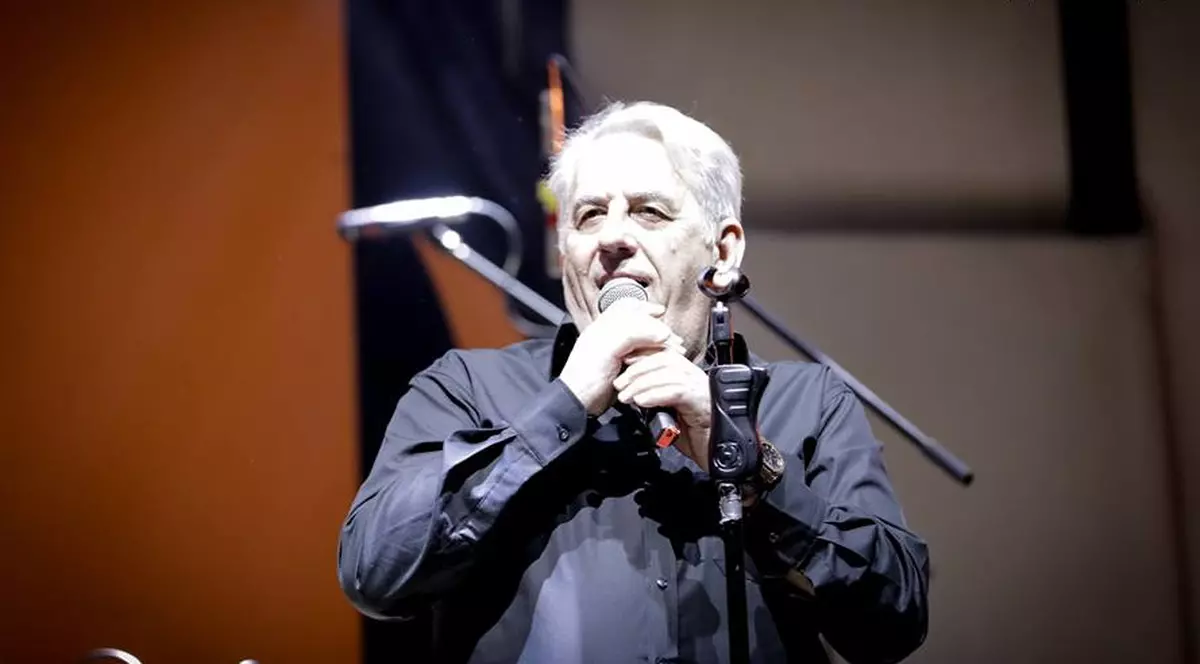 Pomenire românească pentru un mare cântăreț american! Johnny Săndulescu va cânta mâine în memoria lui Barry White