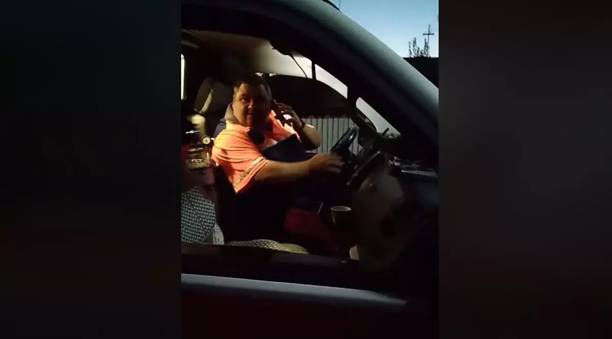 Șoferul unei ambulanțe din Galați, filmat în timp ce scuipa un bărbat care i-a reproșat întârzierea