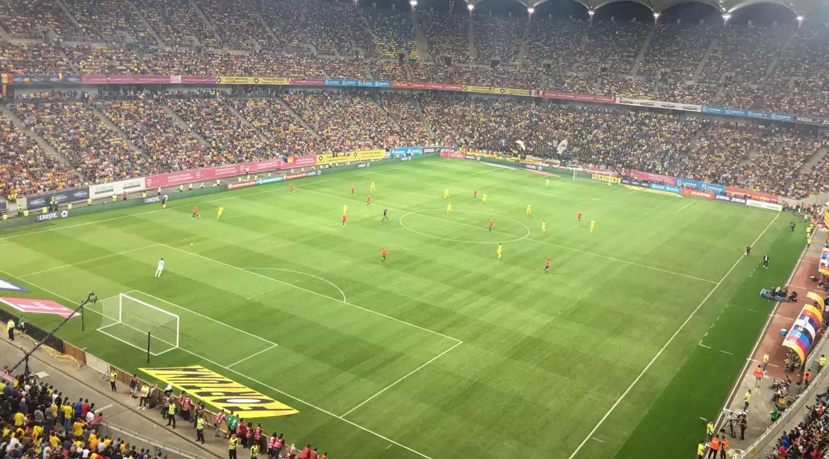 Atmosferă de vis la România - Spania. Cadre spectaculoase cu fotbaliștii înainte de meci. Cine vorbește la telefon pe bancă, cine bea cafea pe teren!