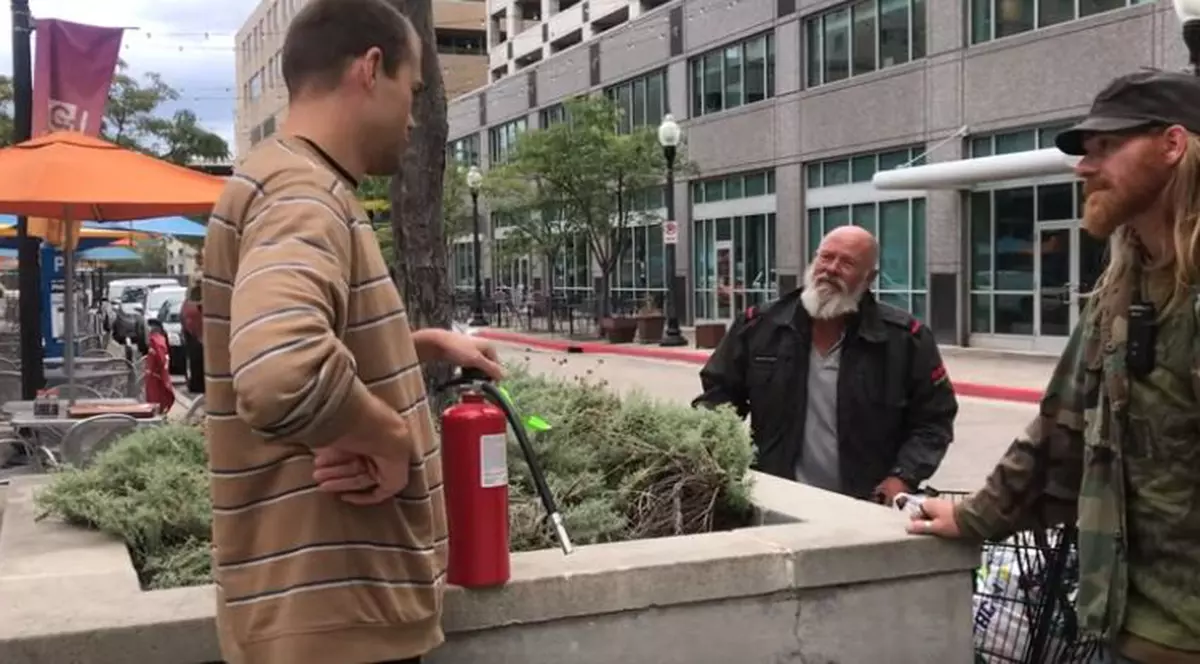 Proprietarul unui restaurant din SUA a stins țigara unui fumător cu un extinctor