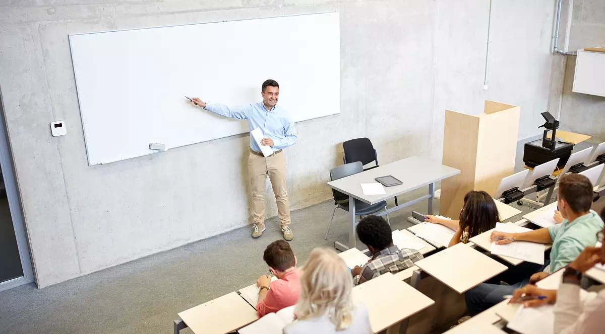 Efectele pandemiei asupra proaspeților absolvenți. Ce spun experții în economie despre șansele de angajare ale tinerilor și cum le va afecta criza COVID veniturile