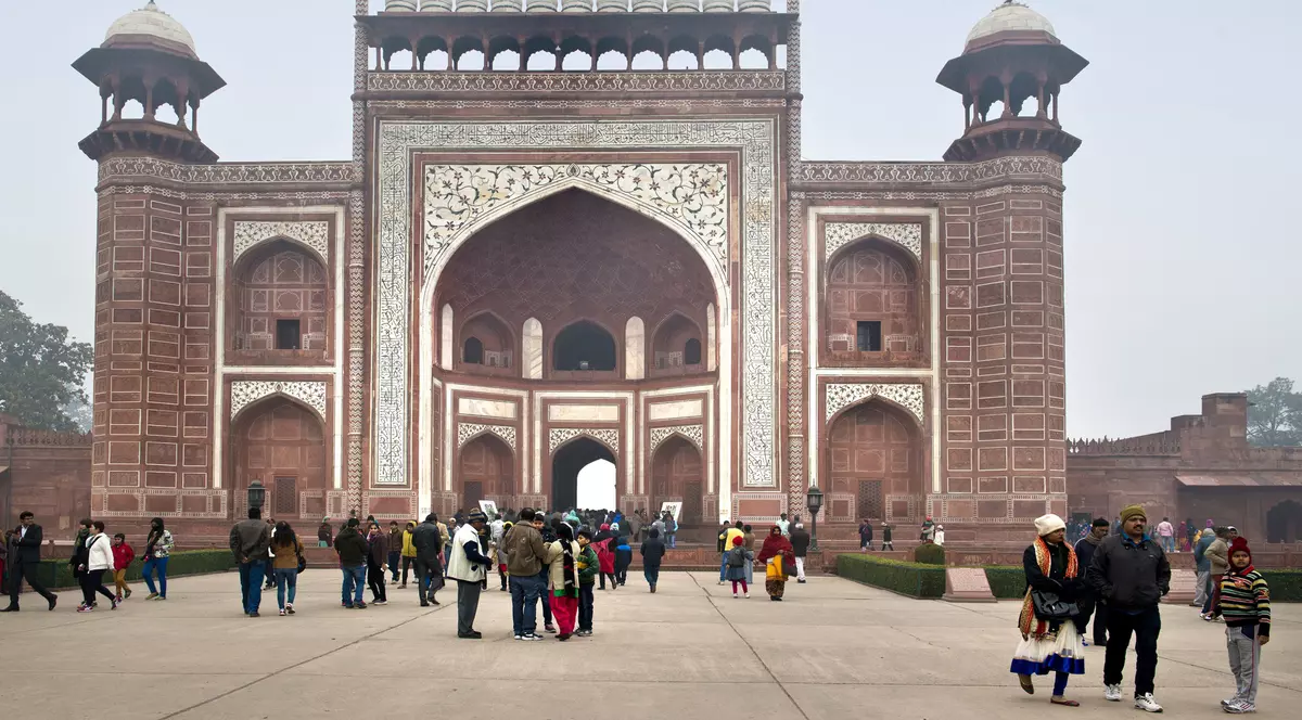 Medicii din India se protejează de COVID cu pelerine de ploaie și căști de motociclist