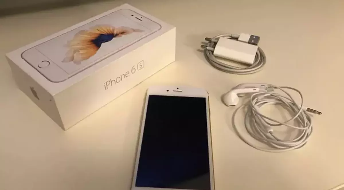 A vrut să cumpere un telefon pentru fata ei, dar când a deschis cutia a rămas interzisă. Ce „țeapă” a primit o femeie. A anunțat imediat poliția