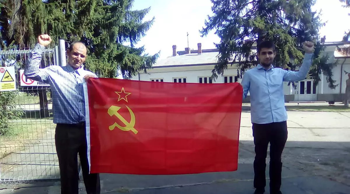 Tineri cu steaguri comuniste, mesaj jignitor în fața fostei închisori din Pitești