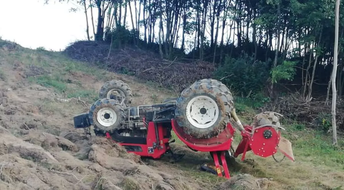 O femeie din Argeș a murit zdrobită de o remorcă