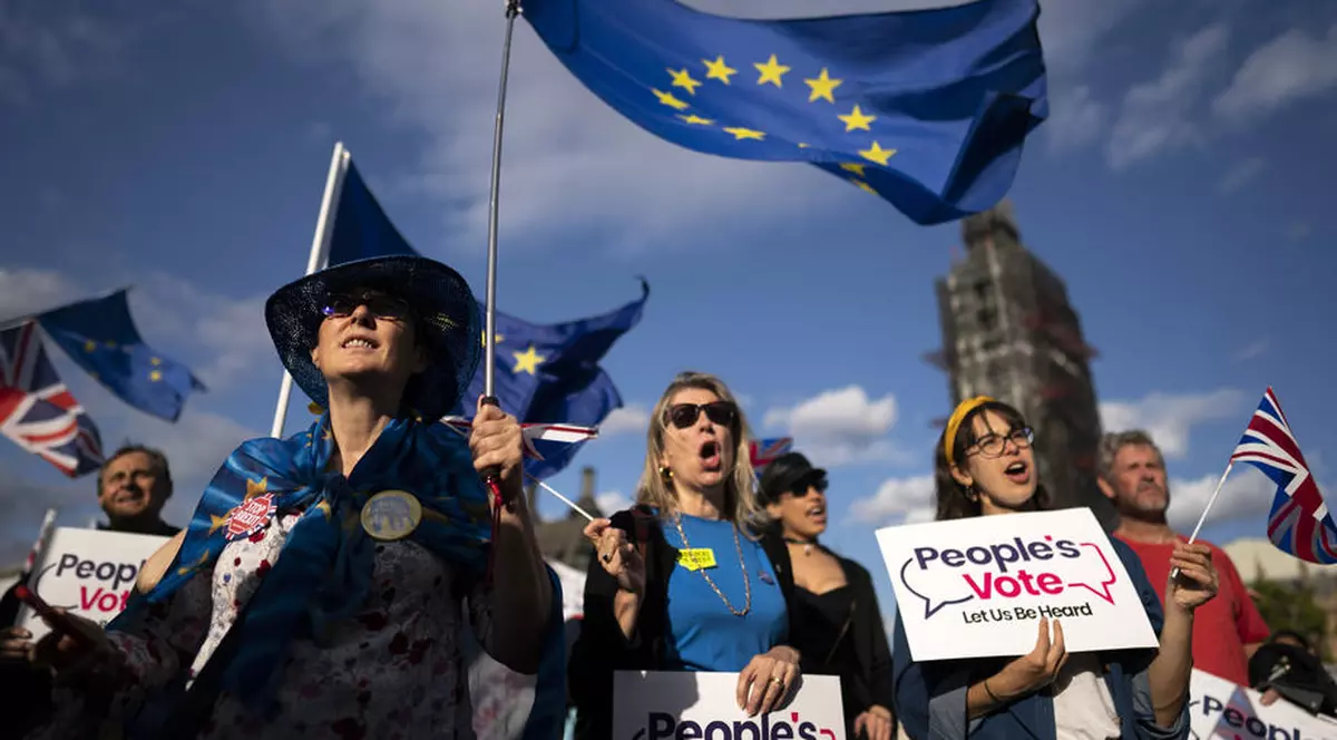 Marea Britanie renunță la planul de a anula libera circulație a imigranților UE după BREXIT. Cetățenii europeni vor avea drept de ședere până în 2023