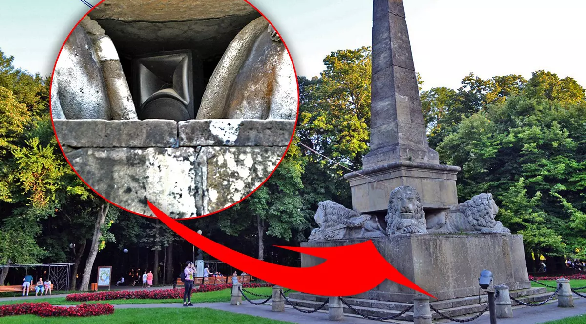 Cel mai vechi monument istoric din Moldova, transformat în postament pentru un sistem audio. Din Obeliscul leilor răsună megafoanele