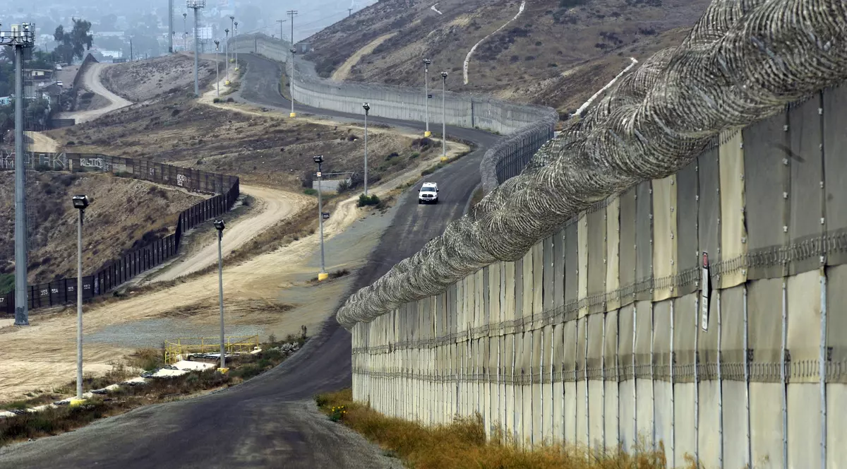 Pentagonul va cheltui 3,6 miliarde de dolari pentru construirea Zidului Mexicului