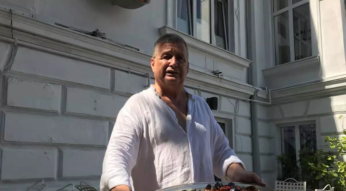 După 11 sezoane de “Politică și delicatețuri”, Mircea Dinescu și-a deschis restaurant cu numele emisiunii