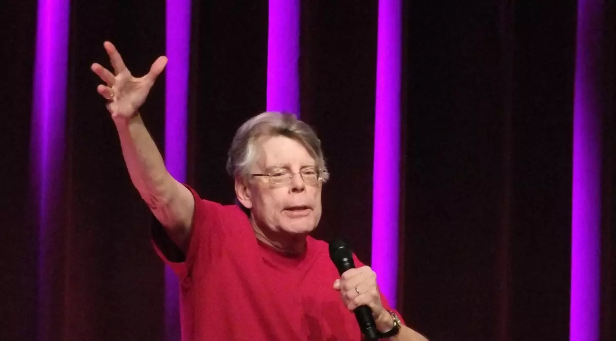 Povestea de viață a lui Stephen King. Și-a văzut prietenul zdrobit de tren și a devenit cel mai apreciat și ecranizat autor de povești horror