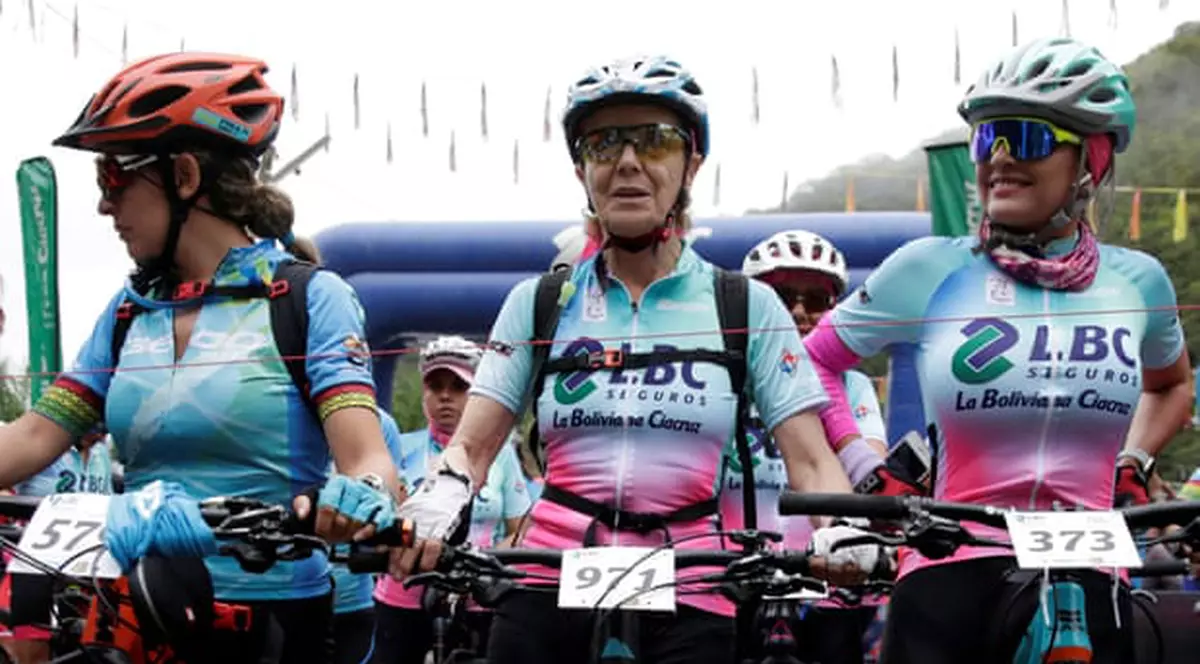 O bătrână de 70 de ani a devenit cea mai în vârstă participantă la cursa ciclistă care se organizează pe „Drumul morții” din Bolivia