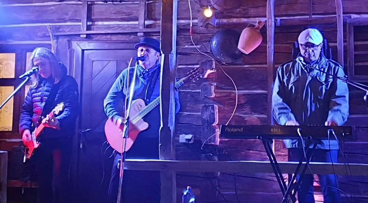 Mircea Baniciu, concert în curte. A cântat pe prispa unei case din Maramureș