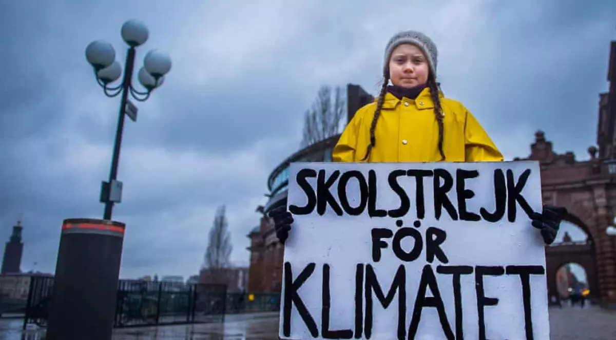 Manechin cu chipul activistei Gretei Thunberg, găsit spânzurat sub un pod din Roma. ”Greta este Dumnezeul tău”