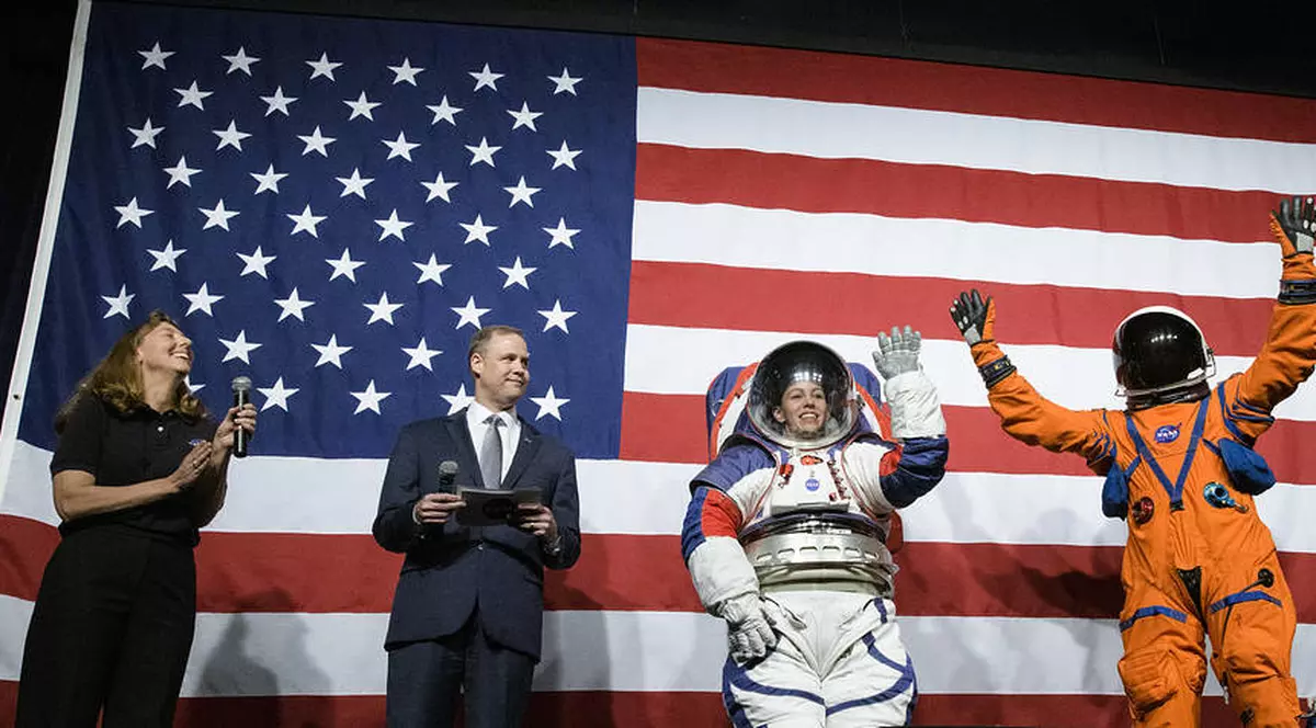 NASA a prezentat costumele spațiale care vor fi purtate de astronauți la următoarea misiune pe Lună