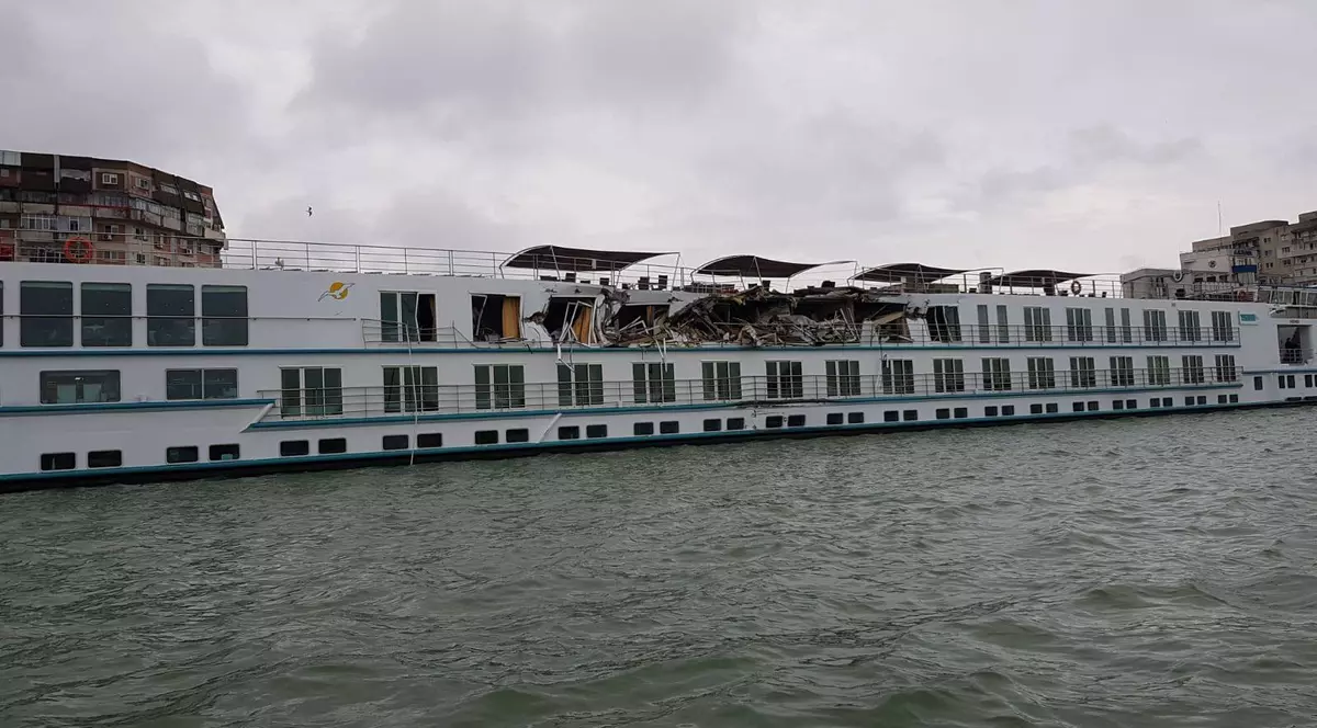 Accident pe Dunăre. Un vas  de croazieră s-a lovit de o navă cargo. Doi oameni au ajuns la spital