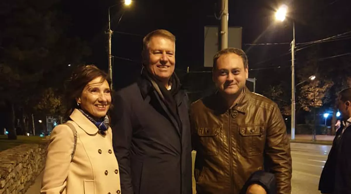 Klaus Iohannis şi soţia sa, Carmen, fotografii în centrul Iaşului