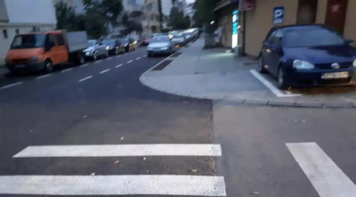 Trecerile de pietoni din Focșani care au devenit virale pe Facebook. Sunt pe banda de mers a mașinilor