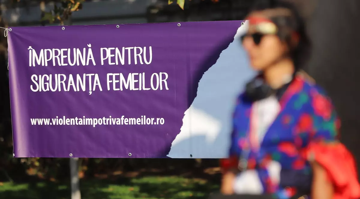 Sute de persoane au luat parte la marșul de solidaritate cu femeile care sunt victime ale violenţei